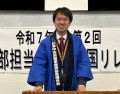 セリ終了後にあいさつに立つ篠原部会長