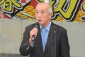 セリ前にあいさつを述べる奥村理事長