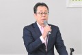 セリ前にあいさつを述べる新井会場長