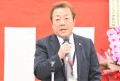 セリ前にあいさつを述べる山本理事長