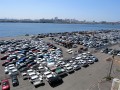 中古車輸出ヤードには多くの中古車が集まり船を待つ状況だが、見通しは立てづらい