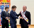 吉沢流通委員長が神保理事長にリレーの「たすき」託す
