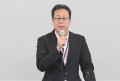 セリ前にあいさつを述べる新井会場長