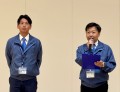 和田会場長代行（左）と営業課の石井係長があいさつ