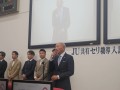 あいさつに立つ掛下会長