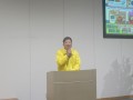 あいさつに立つ洲之内会場長
