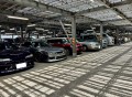 バラエティに富んだ出品車が並ぶ