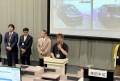 あいさつを述べる貫名流通委員長