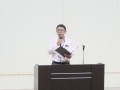 あいさつに立つ吉田会場長