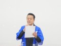 あいさつに立つ服部営業部長