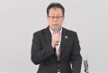 セリ前にあいさつを述べる新井会場長