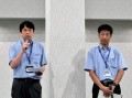 堂薗会場長（左）と青木課長がセリ前にあいさつ