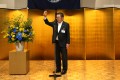 乾杯の音頭をとる城谷忠副会長