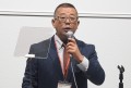 セリ前にあいさつを述べる柘植取締役
