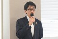 セリ前にあいさつを述べる北口社長