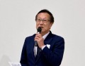 あいさつに立つ小田切理事長