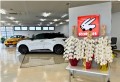 店内に販売車両も展示