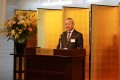 記念式典で挨拶する近藤会長・理事長