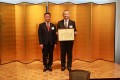 JU中販連からの表彰状を持つ近藤昇理事長