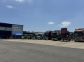会場前に並ぶ出品車