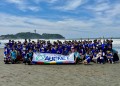 江の島を背景に参加者全員で記念撮影