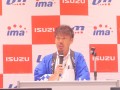 セレモニーであいさつに立つ三好会場長