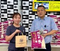 各種取引賞を用意し開催を盛り上げた（右は幾島会場長代行）