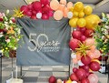 会場入口正面に50周年記念飾り