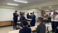 高木社長（写真左）が河野幸浩校長に寄贈品を手渡した