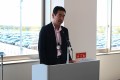 あいさつに立つ小川慎一郎会場長