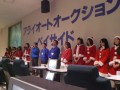 女性スタッフがサンタ衣装で運営