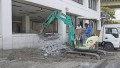 重機が入り、解体工事が進む会館１Ｆ