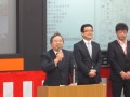 挨拶を行う三浦信也社長（右は高村奏部会長）