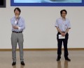 ＵＳＳ－Ｒ開設８周年記念ＡＡで挨拶に立つ瀬田大社長（写真左）と新美幸夫ゼネラルマネージャー