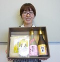 赤磐の地酒と朝日米セットを紹介するスタッフ（長森裕子さん）
