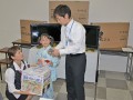 抽選を行う中谷天音ちゃん