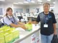 クラウンメロンを受け取る会員