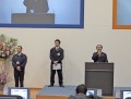 セリ前のセレモニーで挨拶に立つ合野栄治副社長