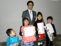 任命式の後に行った記念撮影（奥：森会場長、手前左から中谷天道くん、中谷天音ちゃん、鈴森葵ちゃん、鈴森壮一郎くん）