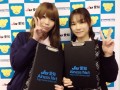 JU愛知オリジナルバインダーを紹介するスタッフ（右から岡田由紀さん、下部愛さん）