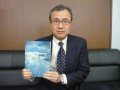 大学時代に感銘を受けた美術雑誌「アトリエ」を持つ永谷氏