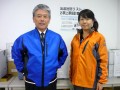 オリジナルジャンバーを紹介するスタッフ（左から女川会場長と田村友美さん）