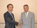 握手を交わすＫＡＡ・大峰高社長とＪＵ京都・仲居資具理事長