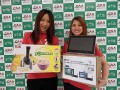 賞品を紹介するスタッフ（左から寺田さんと加納さん）