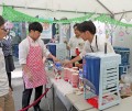 ７月１７日イベントで「きらきらかき氷」を提供する新入社員