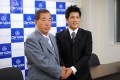 当日行われた記者会見で丸山明社長と喜びを分かち合う藤井亮太氏