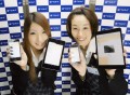 スマホ対応画面を紹介するスタッフ（左から勝野さん、福井さん）