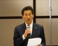 挨拶に立つ海津博会長