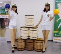 樽入れゲームを紹介するＵＳＳガールズ