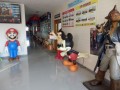 ハリウッドのスタジオを思わせる本社エントランス‐このようになっている理由は本に掲載中！